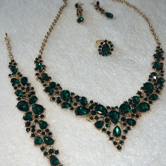 Emerald Necklace Set - Picture 2 of 4